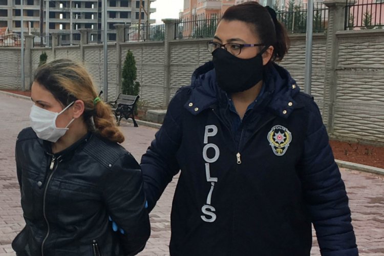 &Uuml;vey annesi hortumla d&ouml;verek &ouml;ld&uuml;rd&uuml;: &Ccedil;&ouml;pten malzeme toplatıp, sattırıyordu