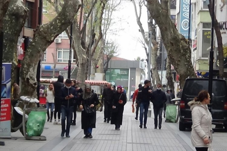 Evde kal &ccedil;ağrısına uymadılar, caddeleri doldurdular