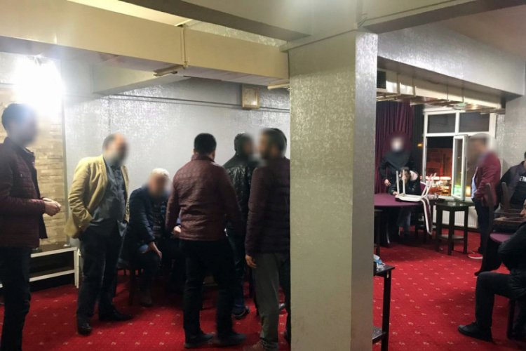 Vir&uuml;s&uuml; hi&ccedil;e sayıp kahvehanede oyun oynayan 26 kişi g&ouml;zaltında