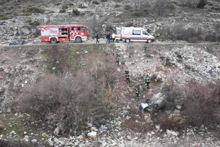 Otomobil şarampole yuvarlandı, alkoll&uuml; s&uuml;r&uuml;c&uuml; yaralandı