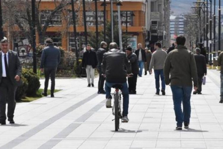 Suşehri'nde 3 kişinin yan yana y&uuml;r&uuml;mesi yasaklandı