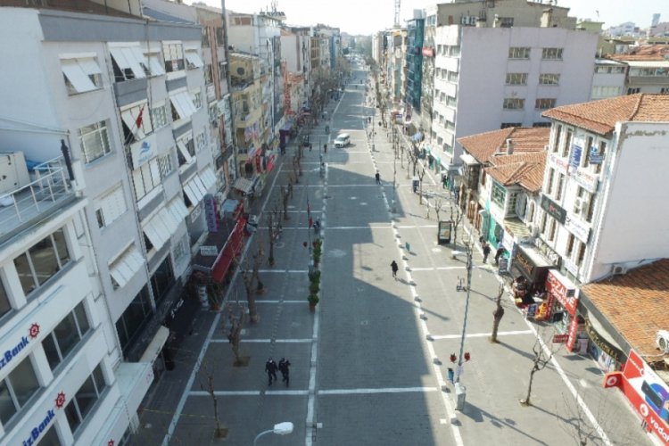 Uşak'ın en işlek caddesi bariyerlerle kapatıldı, insan yoğunluğu azaldı