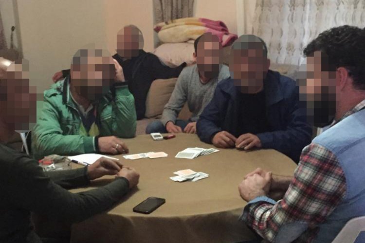 Koronavir&uuml;s&uuml; hi&ccedil;e sayıp kumar oynadılar