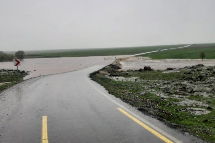 Sağanak yağış nedeni ile yol su altında kaldı