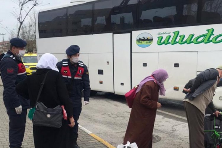 Umre sonrası karantina s&uuml;resi dolan 300 kişi, Balıkesir'e d&ouml;nd&uuml;