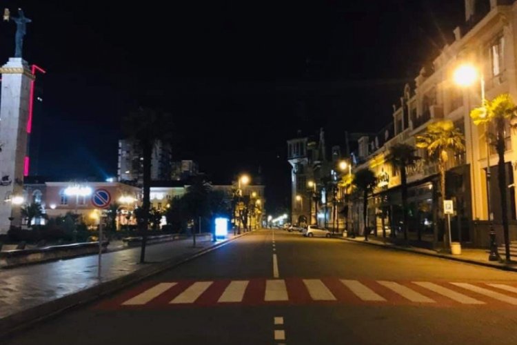 G&uuml;rcistan'da caddeler ve sokaklar boş kaldı