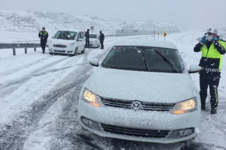 Elazığ'da kar etkili oldu, polis "evde kalın" uyarısı yaptı