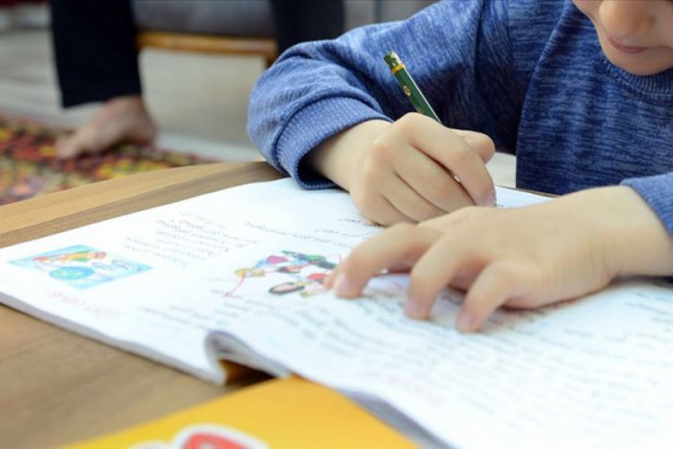 Uzaktan eğitimde odaklanmada g&uuml;&ccedil;l&uuml;k &ccedil;eken &ccedil;ocuklar i&ccedil;in ortam &ouml;nemli