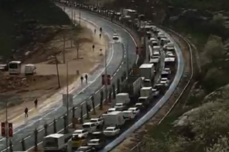 Giriş- &ccedil;ıkışlarda kontrol; uzun ara&ccedil; kuyrukları oluştu