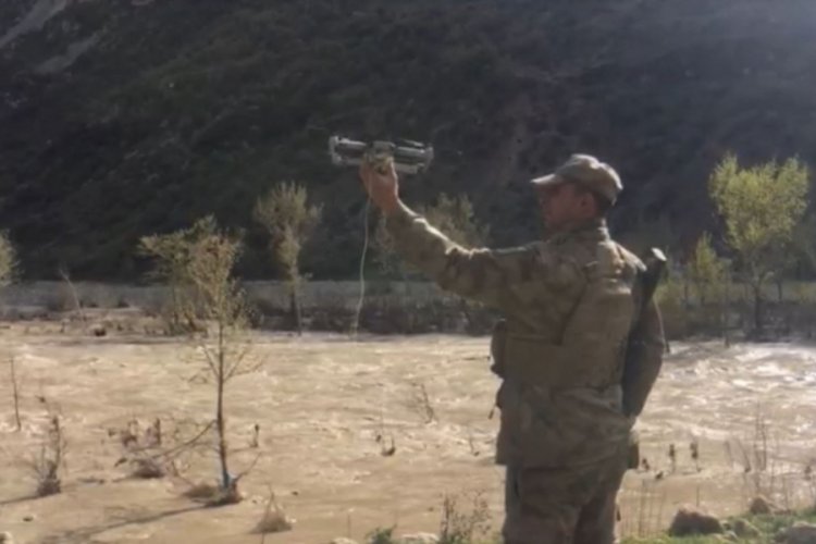 Yaşlı kadının ila&ccedil;larını 'drone' ile bah&ccedil;esine bırakıldı