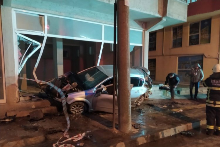 Otomobiliyle daldığı d&uuml;kkanda kurtarılmayı bekledi
