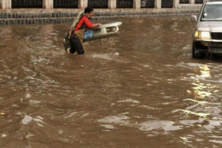 Yemen'de sel nedeniye 1700 aile mahsur kaldı