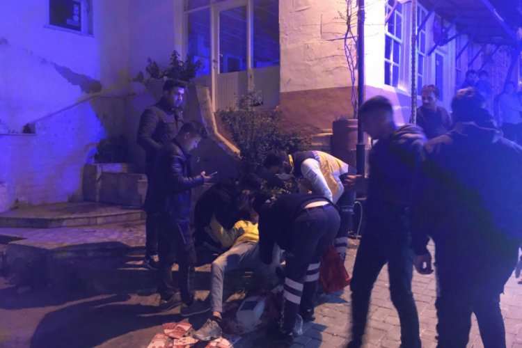 1 metrelik boşluğa d&uuml;ş&uuml;p ayağını kırdı