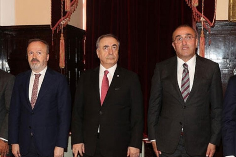 Galatasaray y&ouml;netimi personel maaşlarında y&uuml;zde 30 indirime gitti