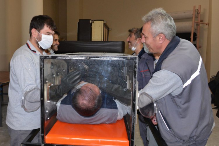 Atıklardan Covid-19 izolasyon sedyesi yaptılar