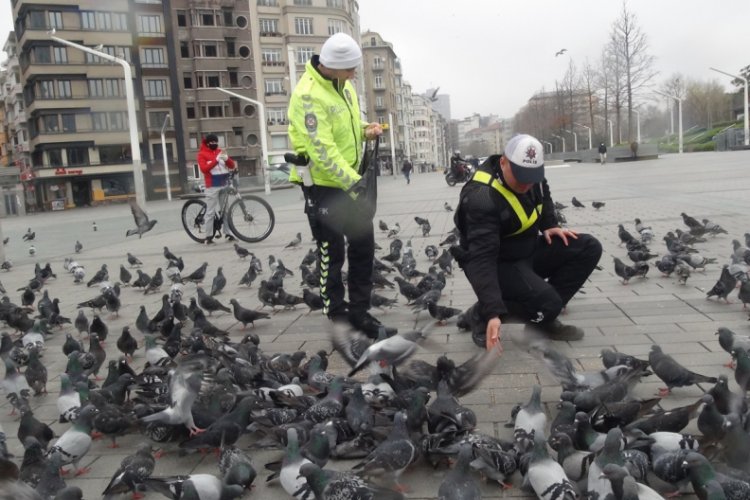 A&ccedil; kalan g&uuml;vercinleri trafik polisleri besledi