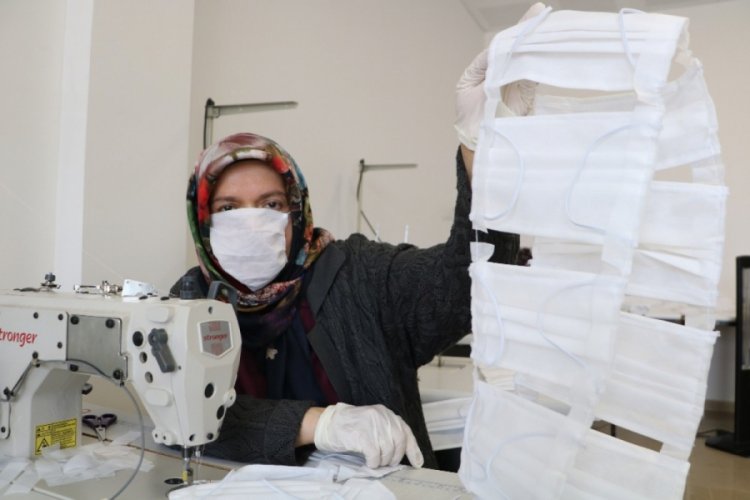 Piyasada 5 TL'ye satılan maskeleri 18 kuruşa mal ediyorlar