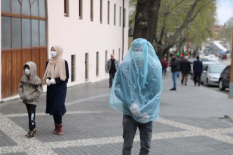 Korona vir&uuml;sten &ccedil;&ouml;p poşetiyle korunuyor