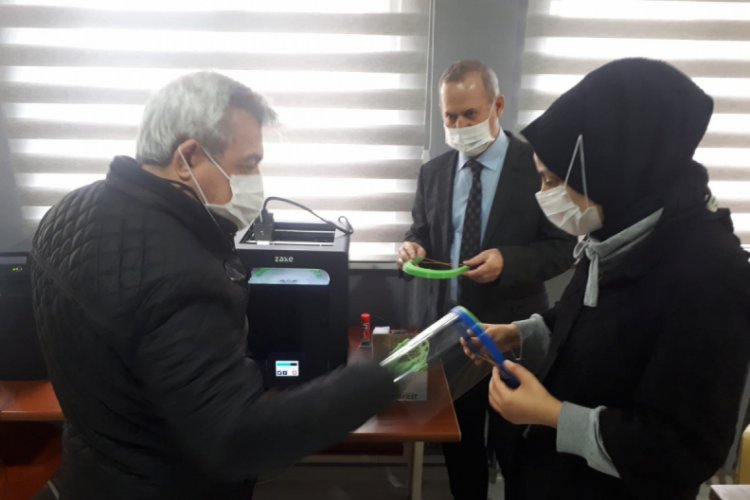 Bursa'da sağlık &ccedil;alışanlarına 3D yazıcı ile y&uuml;z koruma siperi