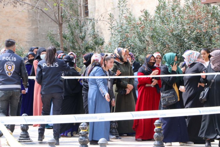 Sosyal mesafe uygulanmadı, belediye ara&ccedil;la dezenfektan p&uuml;sk&uuml;rtt&uuml;