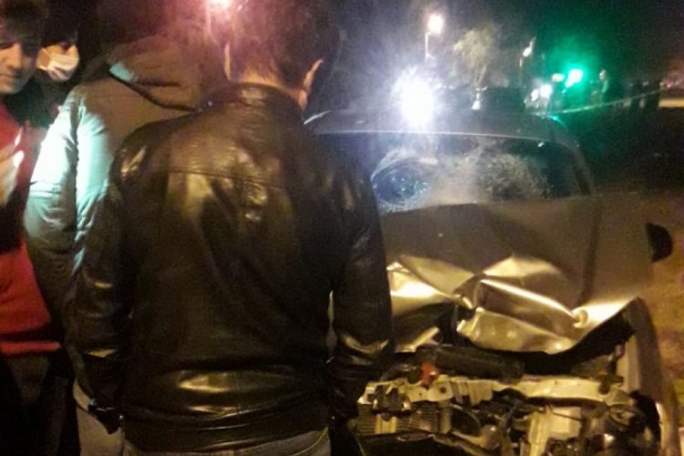 Otomobille &ccedil;arpışan motosikletin s&uuml;r&uuml;c&uuml;s&uuml; &ouml;ld&uuml;