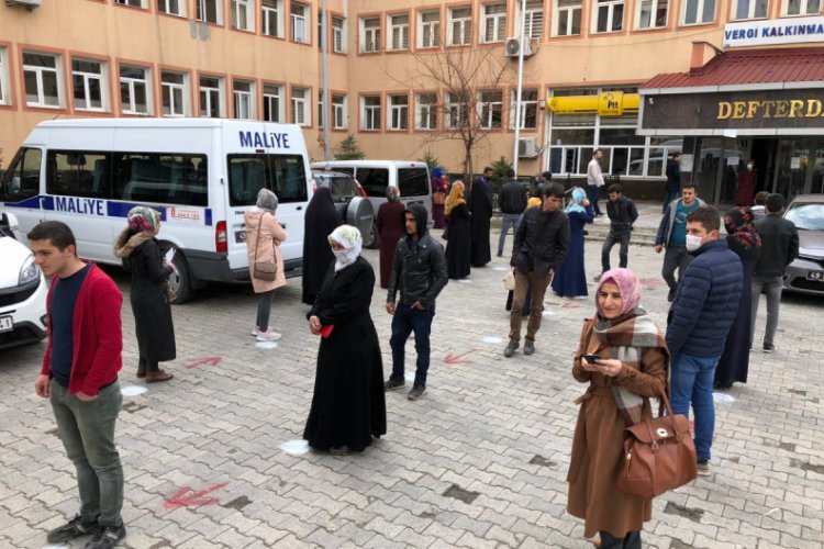 Polisten sosyal mesafeye işaretli &ouml;nlem