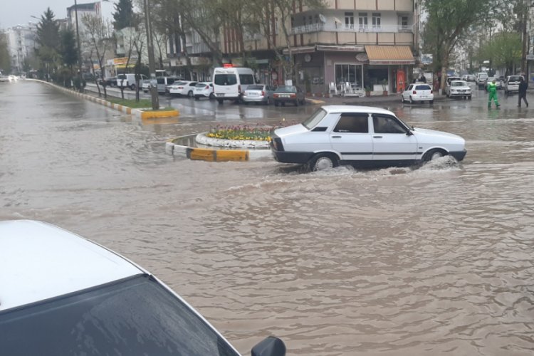 Adıyaman'da yollar g&ouml;le d&ouml;nd&uuml;