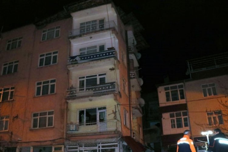 Elazığ'da 5 katlı apartmanın &ccedil;atısı &ccedil;&ouml;kt&uuml;