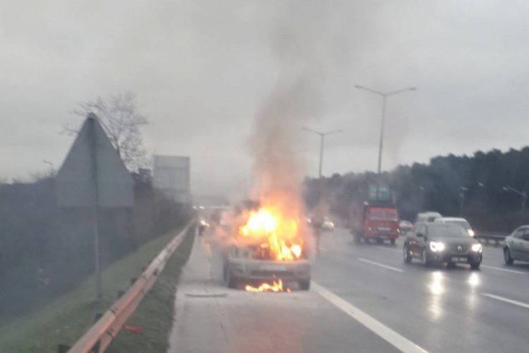 TEM'de otomobil alev alev yandı