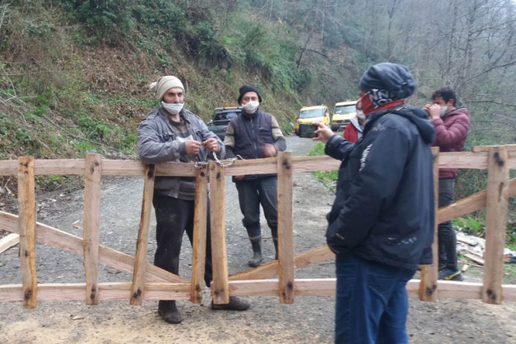 Koronavir&uuml;se karşı mahalle girişine kapı taktılar