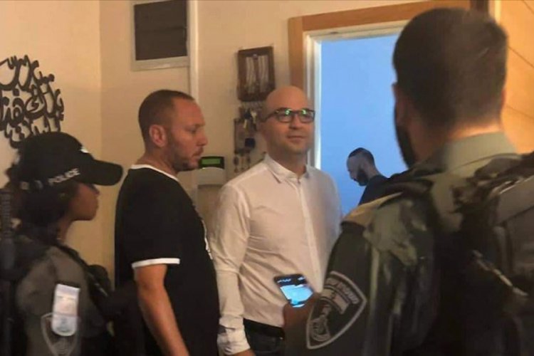 İsrail g&uuml;&ccedil;leri Filistinli Bakanı evine baskın d&uuml;zenleyerek g&ouml;zaltına aldı