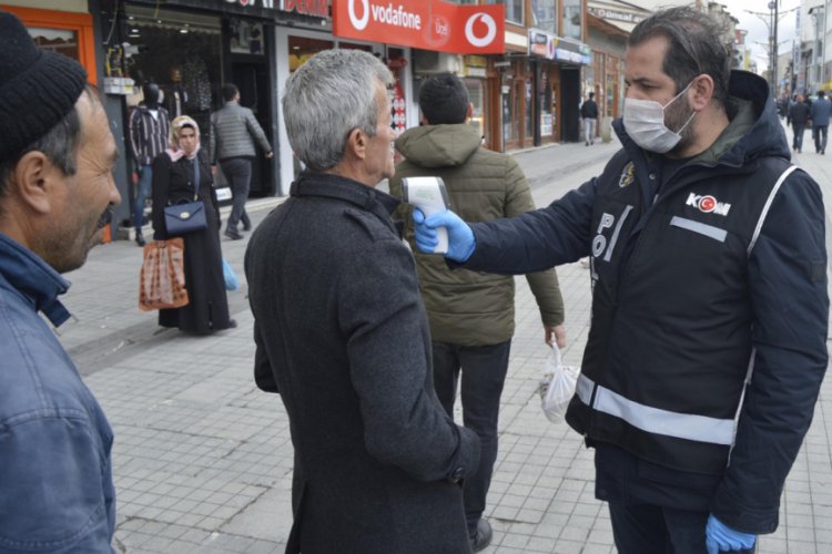 Cadde girişinde ateş &ouml;l&ccedil;&uuml;m kuyruğu