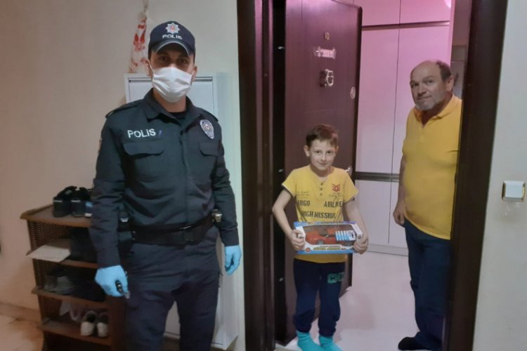 155'i arayıp, sıkıldığını s&ouml;yleyen &ccedil;ocuğa polislerden hediye