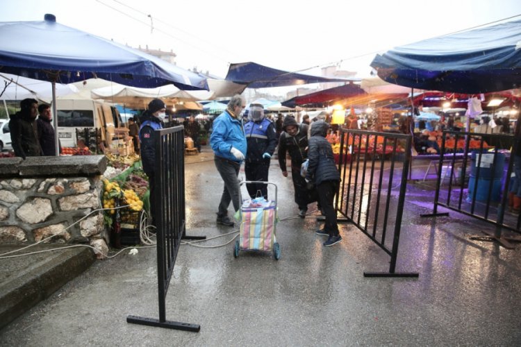 Bursa Nil&uuml;fer'de pazarlara girişler kontrol altında