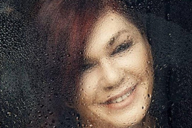 Emel M&uuml;ft&uuml;oğlu'ndan corona vir&uuml;s bestesi!