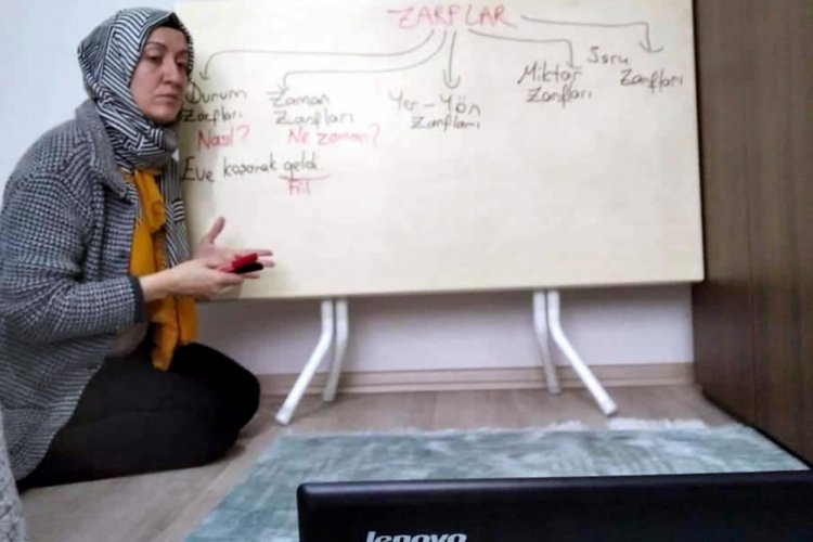 Yemek masasını okul tahtası yaparak &ouml;ğrencilerine ders anlattı