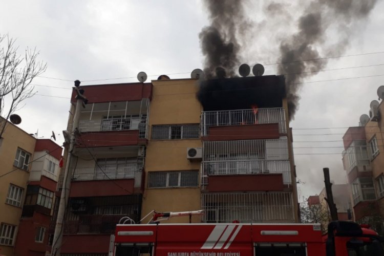 Yangında mahsur kalanlar 2 kişi son anda kurtarıldı
