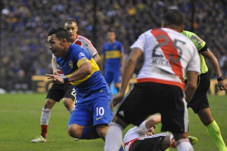 Arjantinli Carlos Tevez'den futbolculara yardım &ccedil;ağrısı