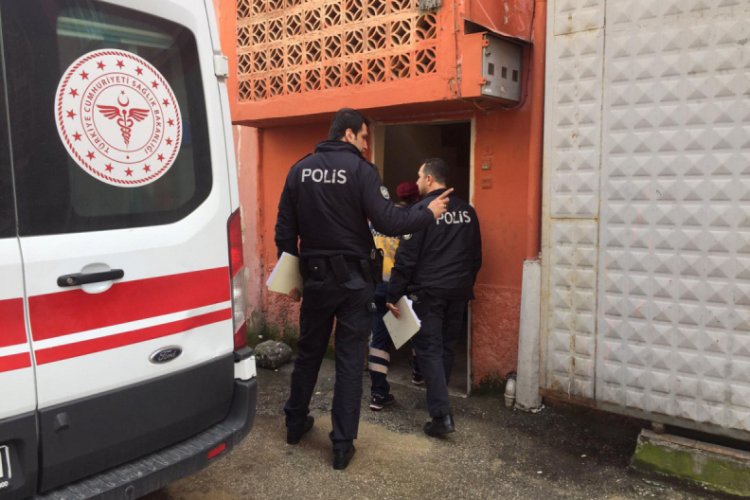 Merdivenden d&uuml;şen yaşlı kadın &ouml;ld&uuml;