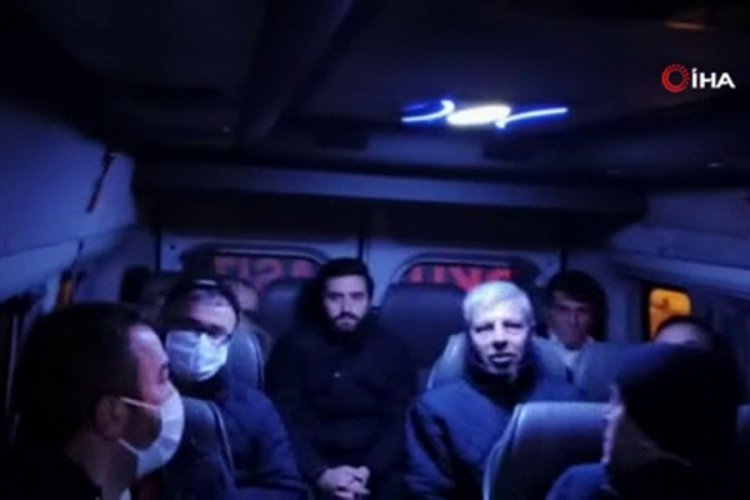 Sosyal mesafeye uymadan İETT şof&ouml;rlerini taşıyan servis s&uuml;r&uuml;c&uuml;s&uuml;ne ceza