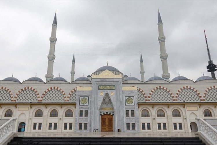 İstanbul'da camilerde cuma vaktinde sessizlik hakimdi