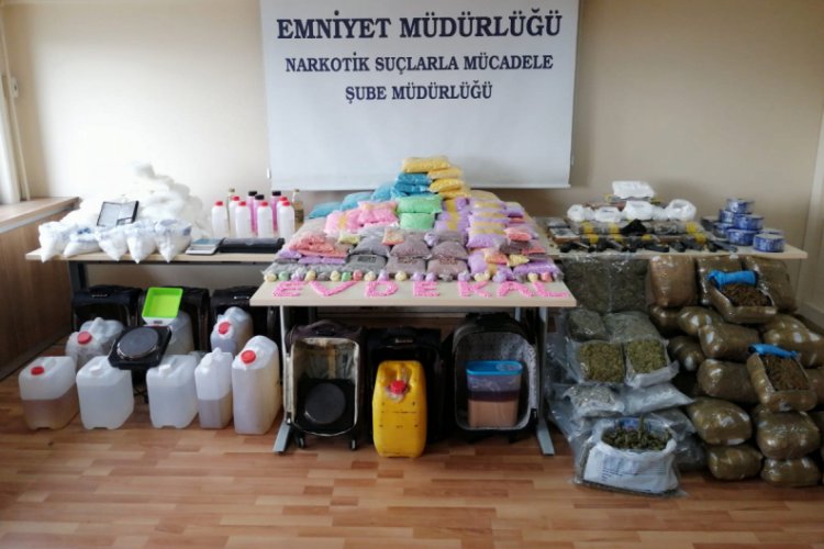 Evlere kurye gibi uyuşturucu satan ş&uuml;phelilere operasyon