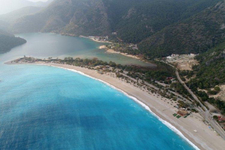 Fethiye'de sahil ve meydanlar boş kaldı