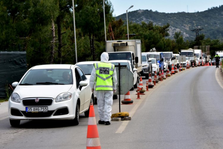 'Gelmeyin' uyarılarına rağmen Bodrum'a 25 g&uuml;nde 125 bin ara&ccedil; giriş yaptı