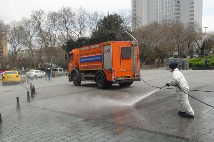 Taksim Meydanı korona vir&uuml;se karşı yıkandı