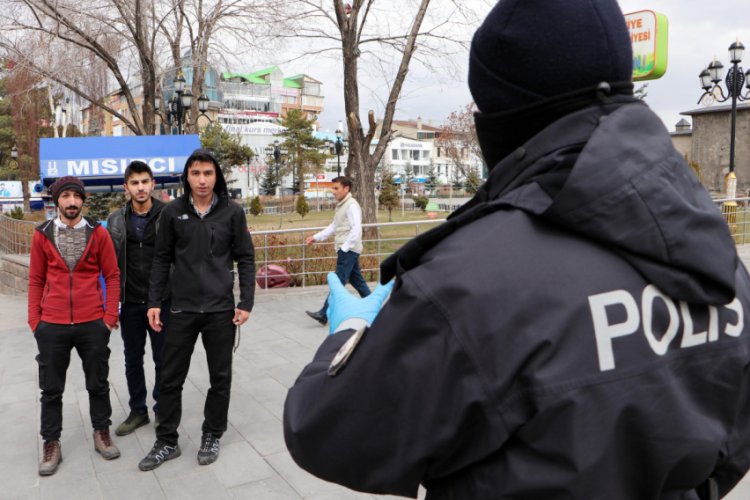 Erzurum'da 2 kişiden fazla bir arada y&uuml;r&uuml;yenleri polis uyardı