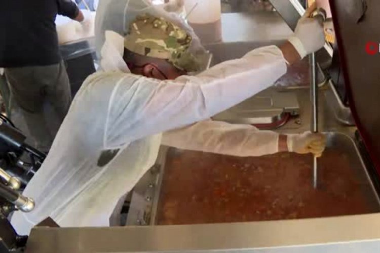 Arjantin askerleri korona ile m&uuml;cadelede d&uuml;ş&uuml;k gelirli ailelere yemek dağıtıyor