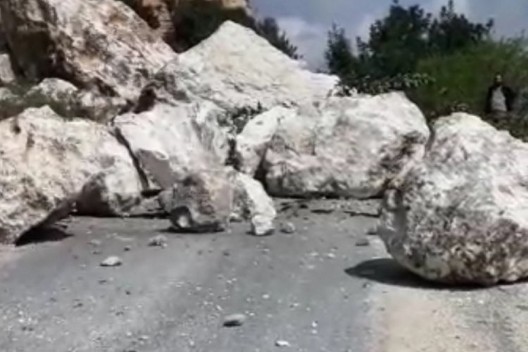 Mersin'de kopan kayalar yolu kapattı