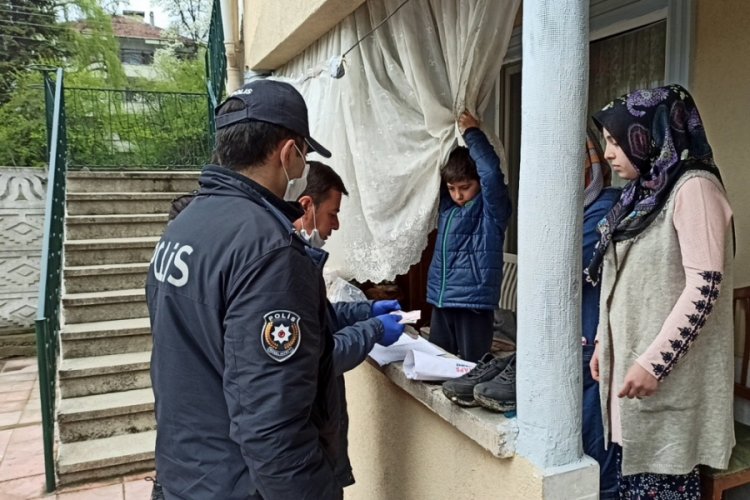 Postacılar kapıyı para vermek i&ccedil;in &ccedil;aldı