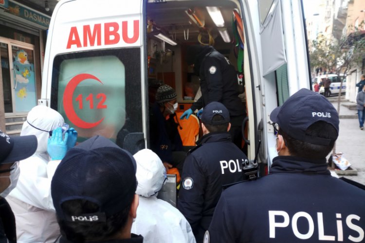 Koronavir&uuml;s ş&uuml;phelisi ka&ccedil;maya &ccedil;alıştı, polisler inşaata kilitledi